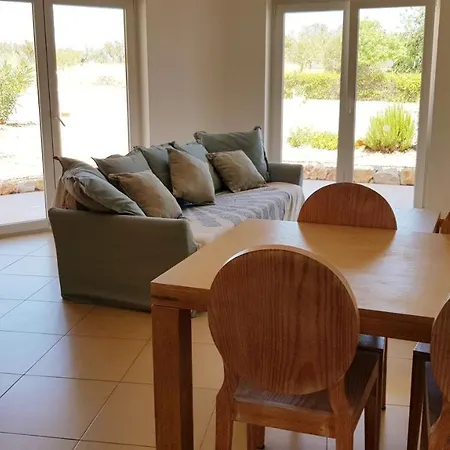 T2 Gardens Piscina E בית נופש *